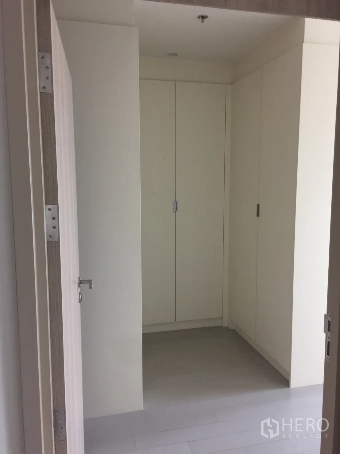 คอนโด ให้เช่าในPathum Wan, Bangkok - โถงทางเดินพร้อมตู้เสื้อผ้าบิวท์อินสูงจรดเพดาน พื้นไม้โทนอ่อน