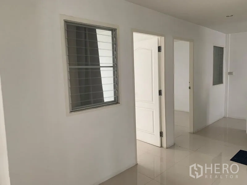 ทาวน์เฮาส์ ให้เช่าในDin Daeng, Bangkok - โถงชั้นบนมีหน้าต่างบานเกล็ดและประตูสีขาว ในบ้านปรับปรุงใหม่