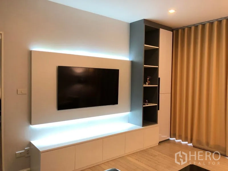 คอนโด ขายในWatthana, Bangkok - ผนังทีวีบิลท์อินพร้อมไฟซ่อน และตู้เก็บของแบบสูง