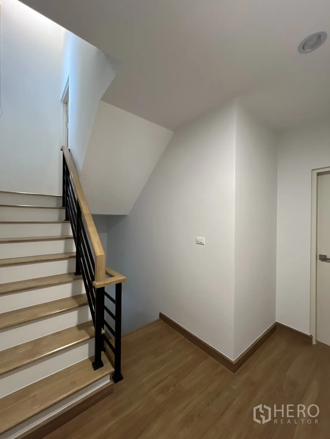 Detached House for rent in Prawet, Bangkok - Staircase and upper landing with wood steps and black railing.