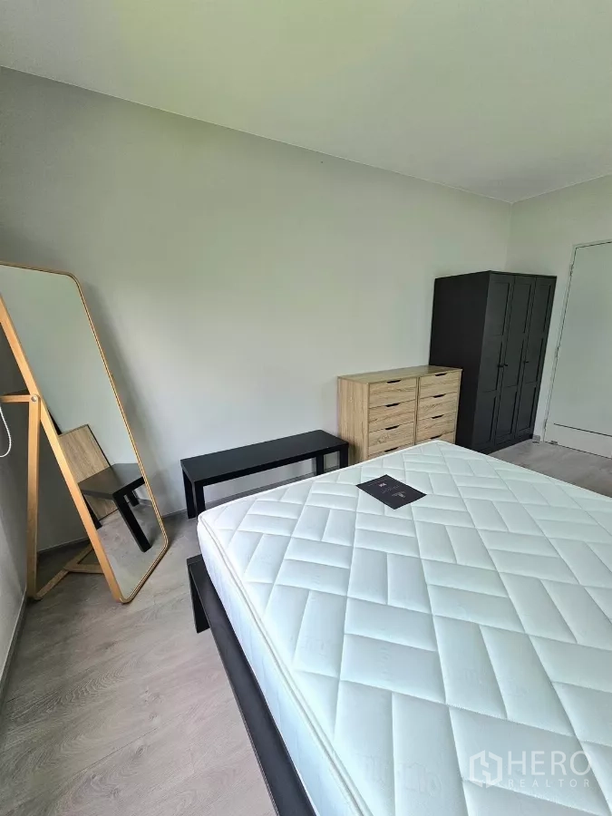 บ้าน ให้เช่าในPrawet, Bangkok - มุมห้องนอนที่สอง เฟอร์นิเจอร์ลิ้นชักและตู้เสื้อผ้า