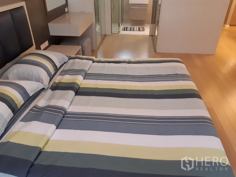 คอนโด ให้เช่าในWatthana, Bangkok - ห้องนอนพร้อมหัวเตียงบุนวม โต๊ะเครื่องแป้งบิลท์อิน และตู้เสื้อผ้าบานกระจกเชื่อมต่อสู่ห้องน้ำ