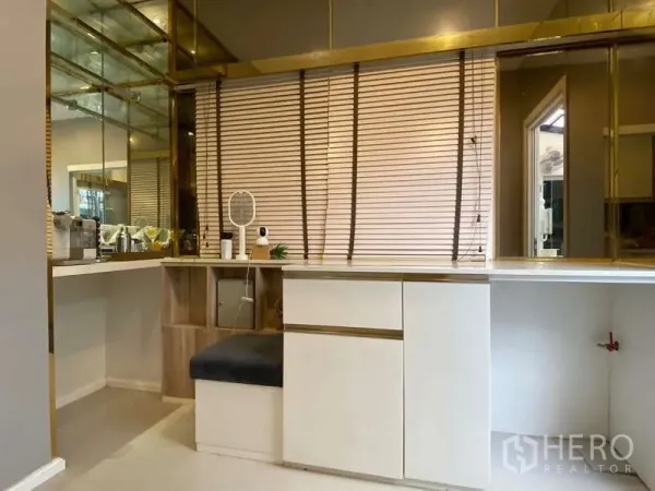 บ้าน ให้เช่าหรือขายในBueng Kum, Bangkok - มุมแต่งตัว กระจกทั้งผนัง ม่านปรับแสง และตู้เก็บของบิลท์อิน