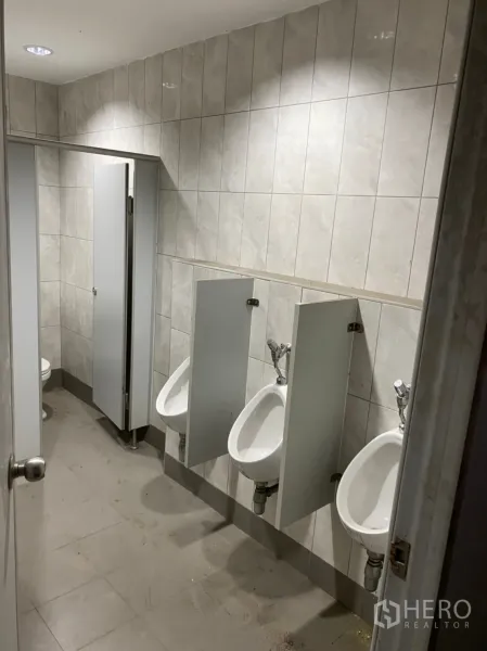 货栈 出租在Lat Krabang, Bangkok - 男厕，瓷砖墙面，设小便斗与隔间马桶