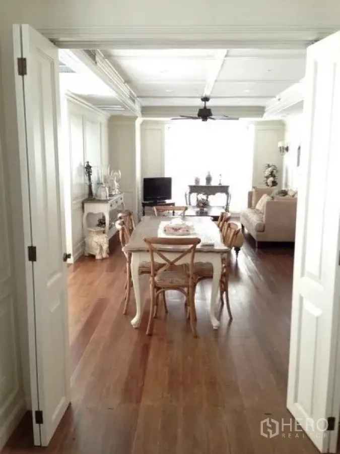 คอนโด ให้เช่าในPathum Wan, Bangkok - ห้องนั่งเล่น–รับประทานอาหารสว่าง เพดานเซาะร่อง ผนังบัวสีขาว และพื้นไม้โทนอุ่น