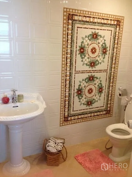 คอนโด ให้เช่าในPathum Wan, Bangkok - ห้องน้ำที่สองพร้อมอ่างล้างหน้าขากลึงและผนังตกแต่งโมเสกกรอบลาย