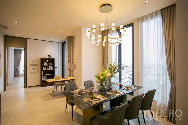 คอนโด ให้เช่าในWatthana, Bangkok - ห้องทานอาหารหรู โคมไฟเด่น เห็นวิวกรุงเทพฯ แบบพาโนรามา