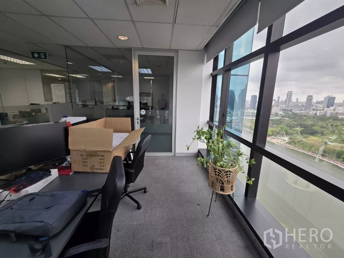สำนักงาน ให้เช่าในWatthana, Bangkok - พื้นที่ทำงานริมหน้าต่าง กระถางต้นไม้ และประตูกระจก