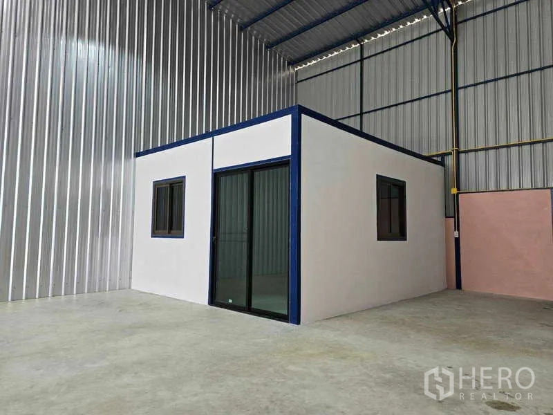 คลังสินค้า ให้เช่าในKhlong Toei, Bangkok - ภาพใกล้ห้องสำนักงานภายใน พร้อมประตูกระจกบานเลื่อนและหน้าต่าง