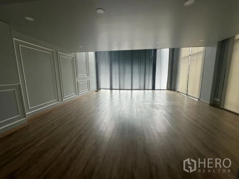 สำนักงานที่บ้าน ให้เช่าในSuan Luang, Bangkok - พื้นที่โชว์รูมชั้นล่าง โปร่งโล่ง หน้าต่างสูงพร้อมม่านบังแดด