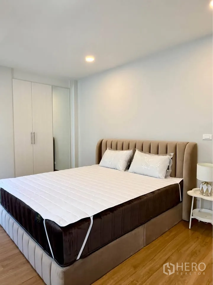 Detached House for rent in Bang Phli, Samut Prakan - Spacious bedroom with padded headboard, wardrobe, and nightstand.