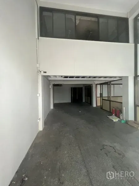 店屋 出租在Khlong Toei, Bangkok - 未装修店屋大厅，层高充裕，设夹层与侧向玻璃隔断，适合二次装修。