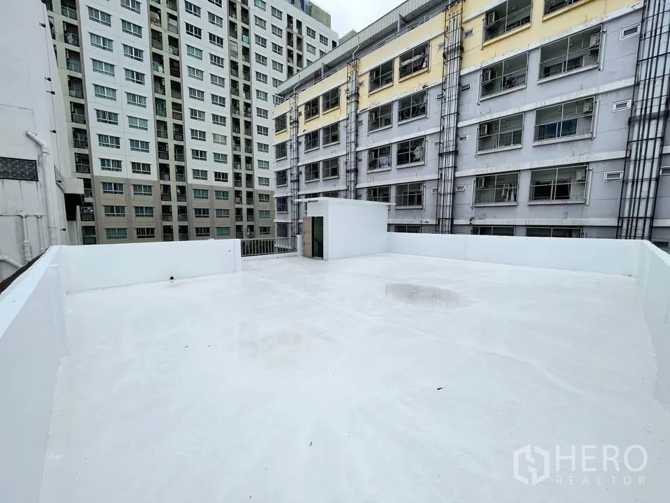 独立式住宅 出租在Suan Luang, Bangkok - 屋顶露台朝向邻近高层公寓