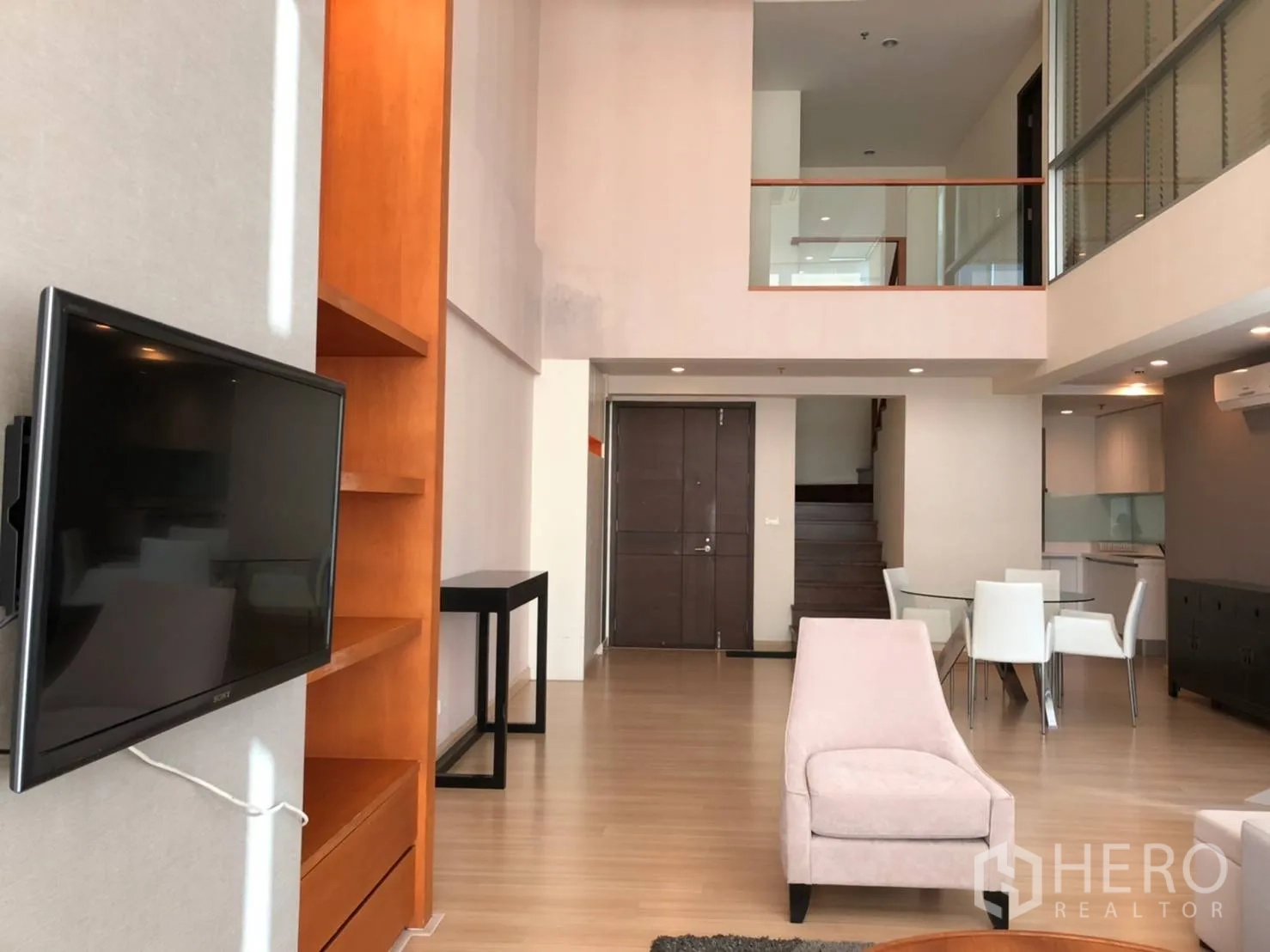 คอนโด ให้เช่าในPathum Wan, Bangkok - โซนพักผ่อนเชื่อมพื้นที่รับประทานอาหาร มีชั้นลอยและบันได