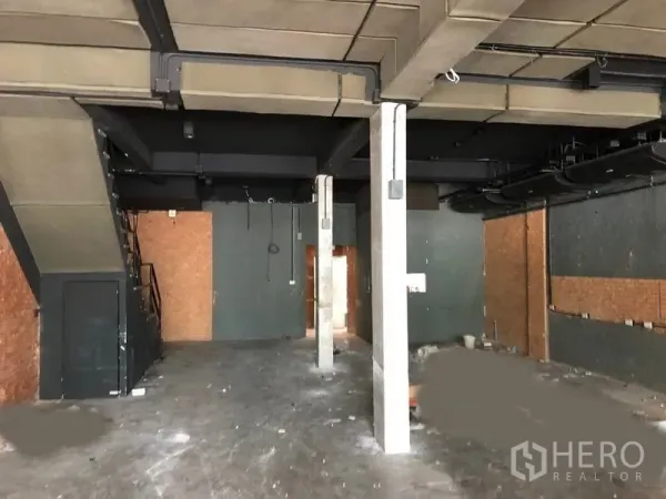 อาคารพาณิชย์ ให้เช่าในWatthana, Bangkok - พื้นชั้นล่างเพดานสูง โชว์ท่อระบบ งานคอนกรีต เสาพร้อมบันไดขึ้นชั้นบน