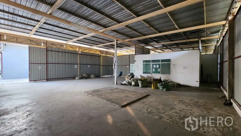 货栈 出租在Bang Khen, Bangkok - 开放式仓库地面，中央立柱与连体办公室。