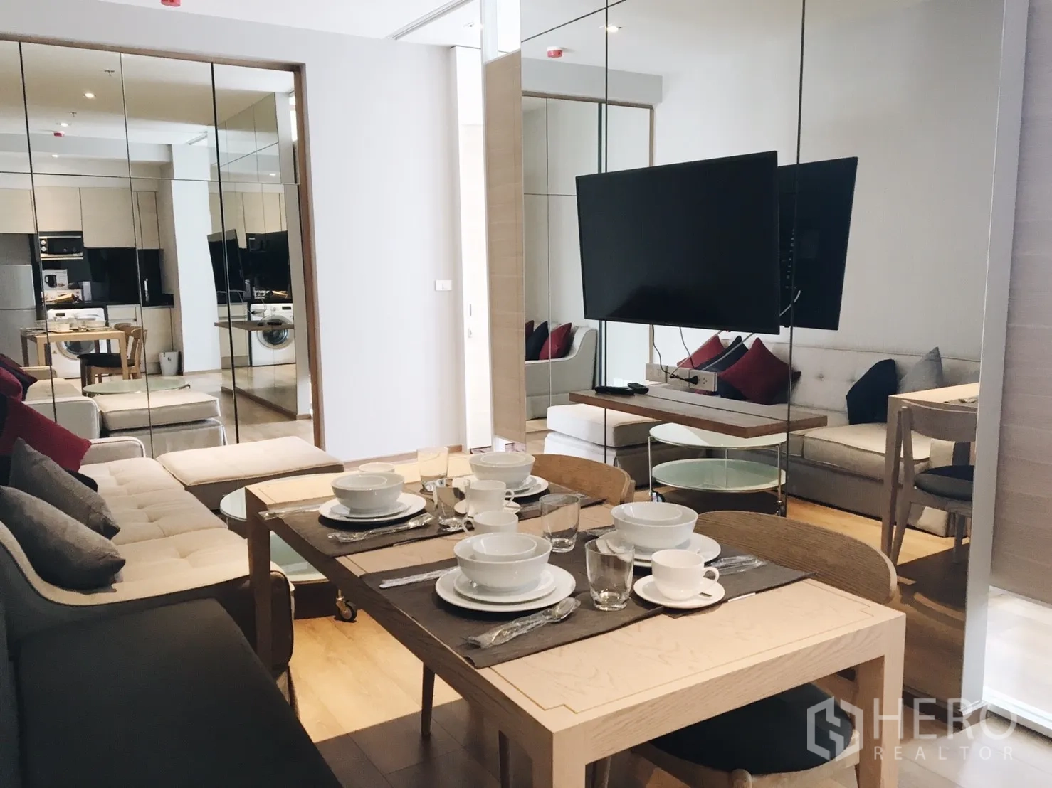 คอนโด ให้เช่าในKhlong Toei, Bangkok - พื้นที่นั่งเล่นและรับประทานอาหารแบบเปิดโล่ง ทีวีติดผนัง กระจกเงา และครัวบิวท์อิน