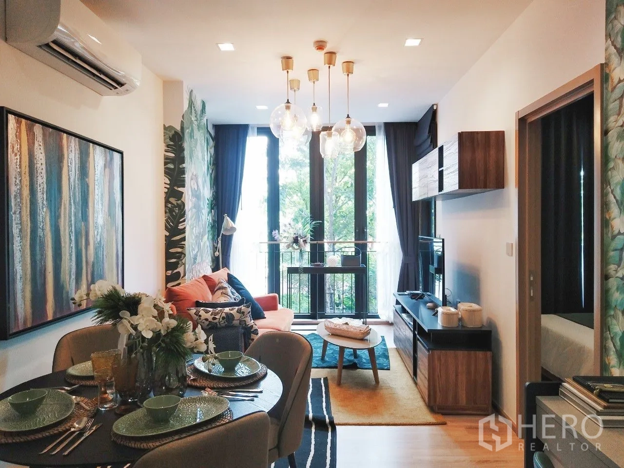 公寓 for rent in Watthana, Bangkok - 明亮客餐厅，落地窗、沙发、电视柜与餐桌陈设。