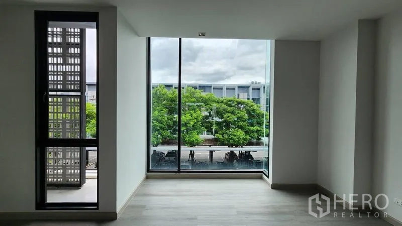 สำนักงานที่บ้าน ให้เช่า - มุมหน้าต่างกระจก มองเห็นถนนและต้นไม้