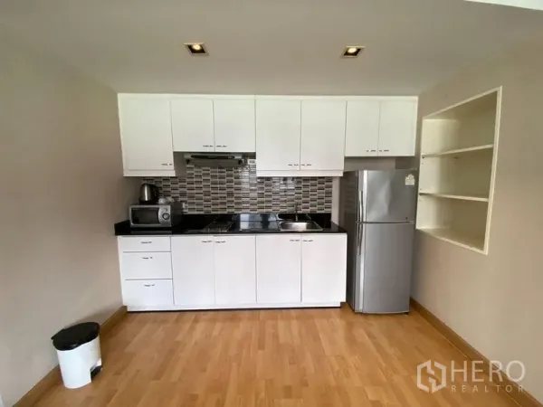 คอนโด ให้เช่าในKhlong Toei, Bangkok - ครัวสีขาวพร้อมกระเบื้องโมเสก ท็อปหินแกรนิต และตู้เย็นขนาดใหญ่