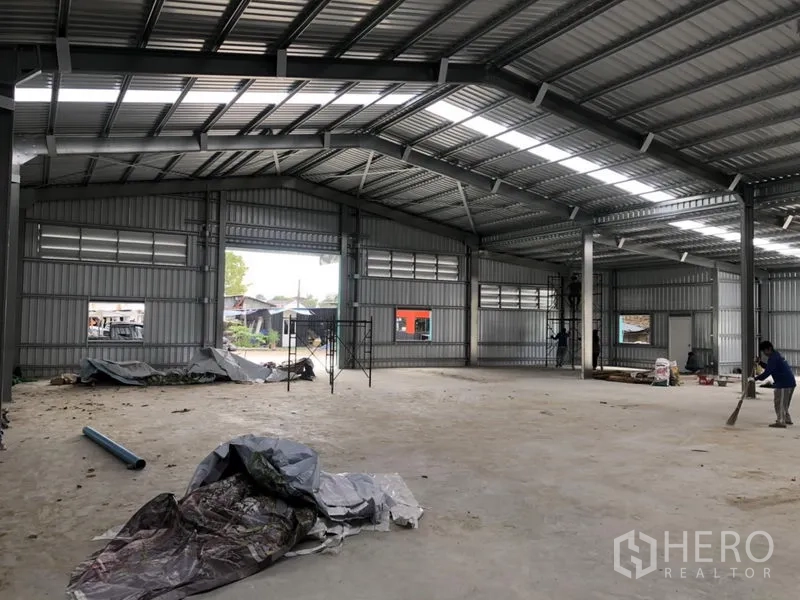 货栈 出租在Lak Si, Bangkok - 开放地坪仓库，高挑人字形屋顶与大型门洞。