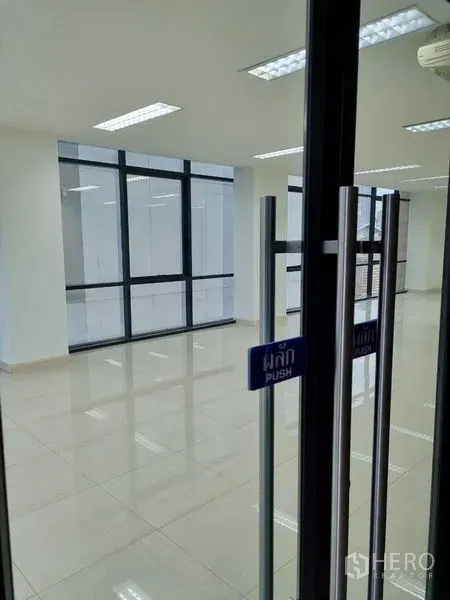 สำนักงาน ให้เช่าในBang Kho Laem, Bangkok - ประตูกระจกสกรีนคำว่า PUSH เปิดสู่พื้นที่สำนักงานสมัยใหม่ ผนังกระจกและพื้นกระเบื้องเงา