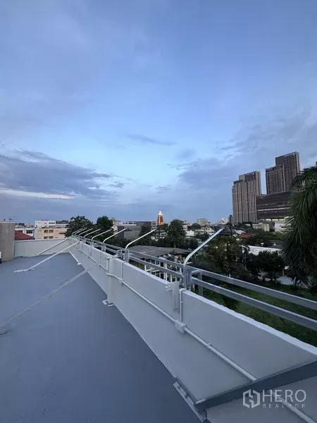 อาคารพาณิชย์ ให้เช่า - วิวจากดาดฟ้ามองเห็นเส้นขอบฟ้าและตึกสูงของกรุงเทพฯ