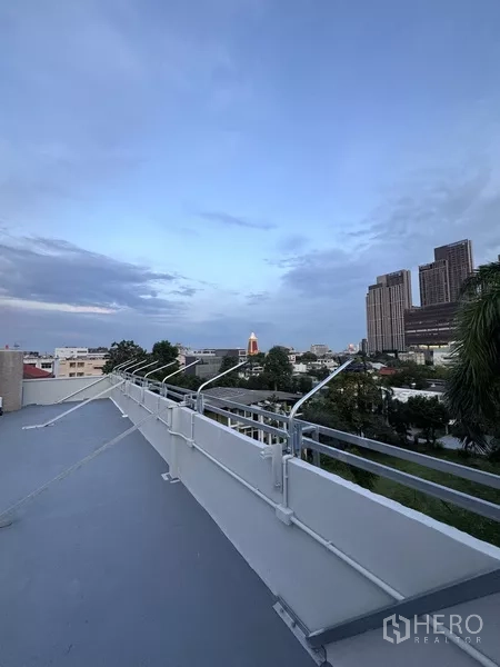 อาคารพาณิชย์ ให้เช่า - วิวจากดาดฟ้ามองเห็นเส้นขอบฟ้าและตึกสูงของกรุงเทพฯ