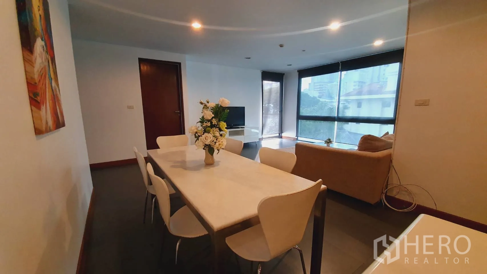 คอนโด ให้เช่าในKhlong Toei, Bangkok - มุมรับประทานอาหาร 6 ที่นั่ง ข้างหน้าต่างบานใหญ่เห็นวิวต้นไม้