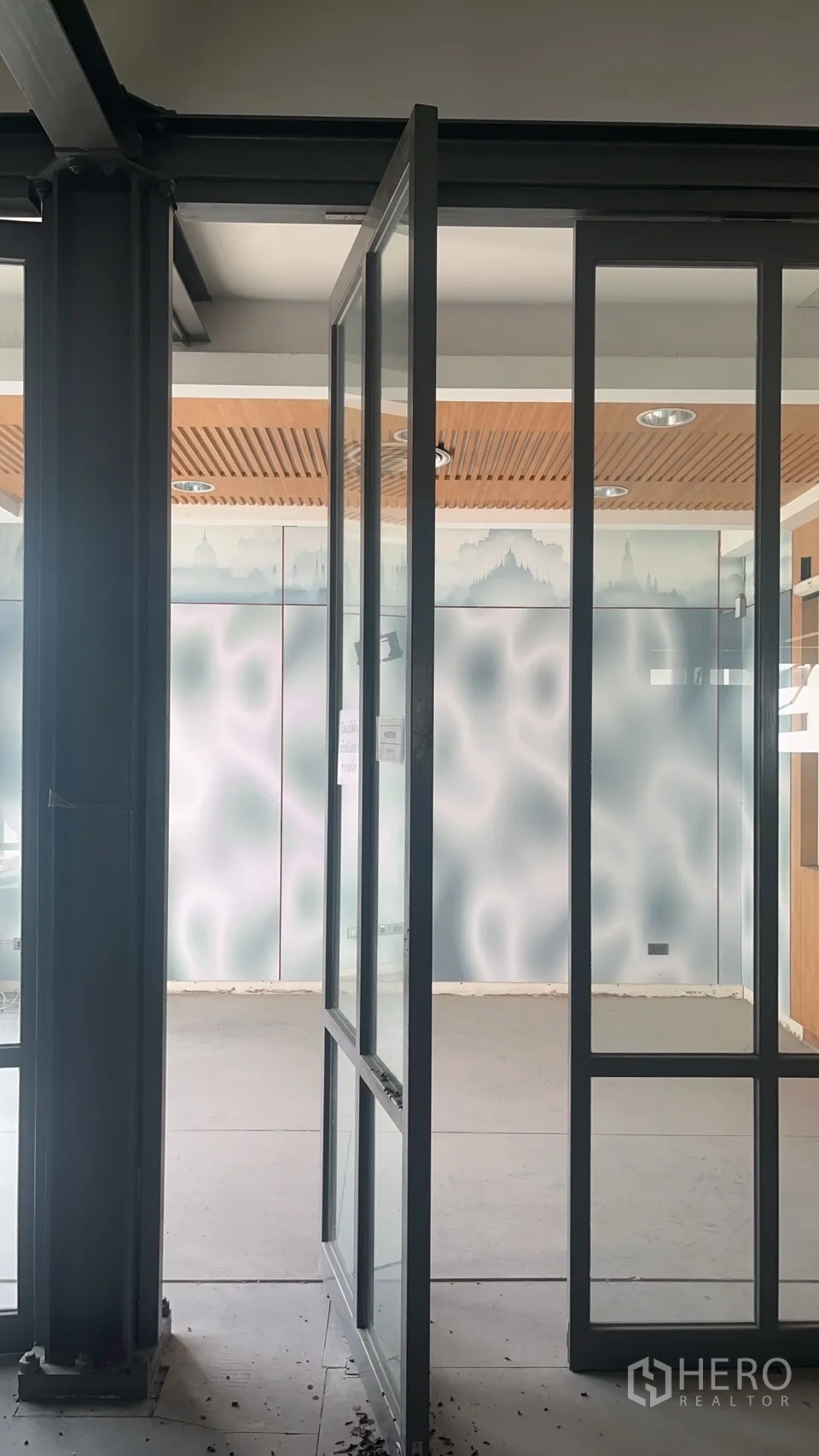 零售空间 出租在Watthana, Bangkok - 通向接待区的玻璃门，木格栅吊顶与磨砂装饰墙