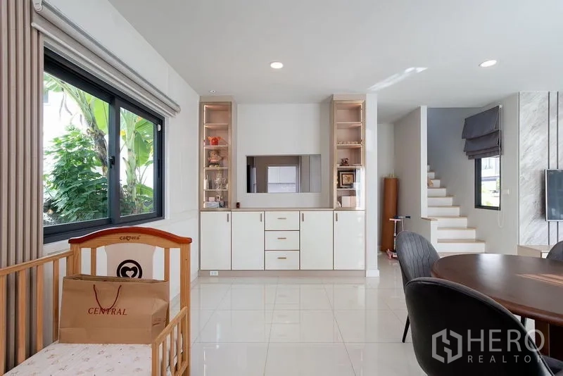 独立式住宅 出租在Bang Phli, Samut Prakan - 内置柜体与大窗观花园，毗邻楼梯。