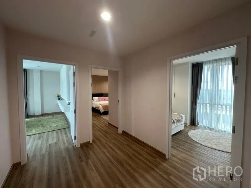 货栈 出售在Pathum Thani - 楼上走廊木地板，连接多间房间，可作员工宿舍。