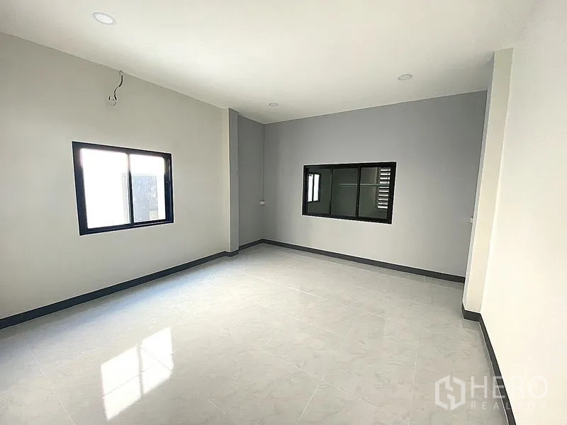 货栈 出租在Mueang Pathum Thani, Pathum Thani - 大面积多功能房，带窗户与浅灰地砖，适合办公或居住。