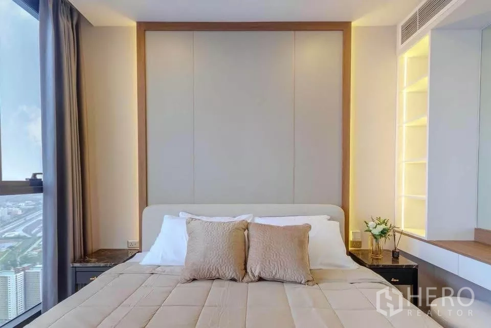 公寓 出租在Huai Khwang, Bangkok - 床头氛围灯、内置搁架与靠窗床头柜。