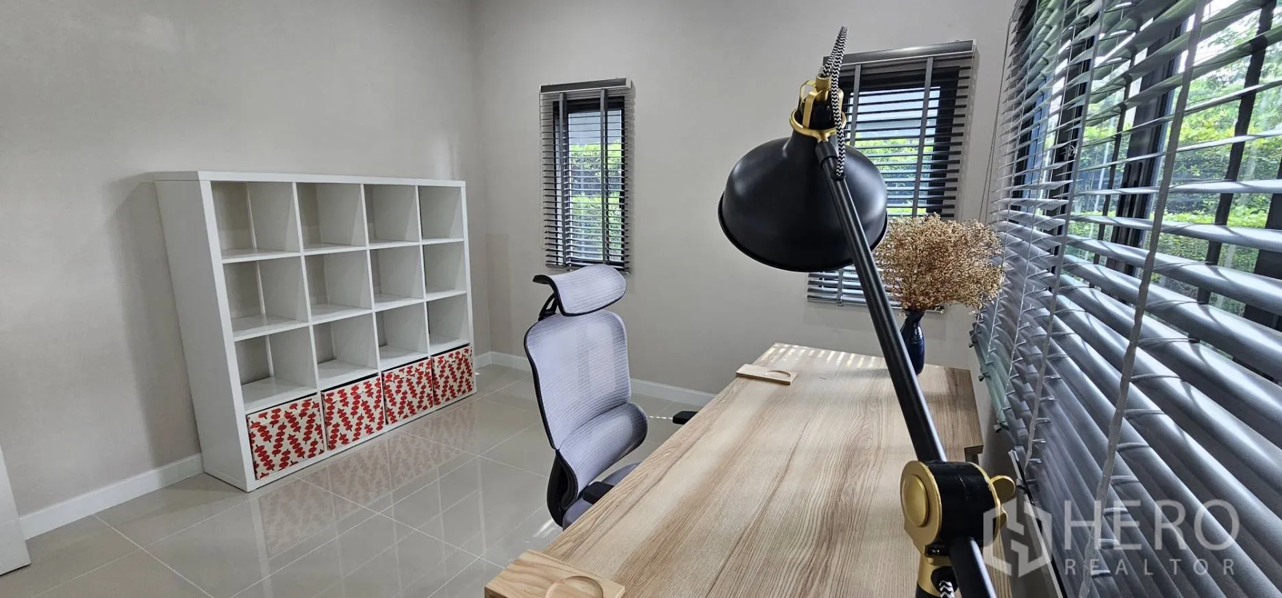 Detached House for rent in Bang Kapi, Bangkok - Home office with desk, shelving unit and windows fitted with blinds.