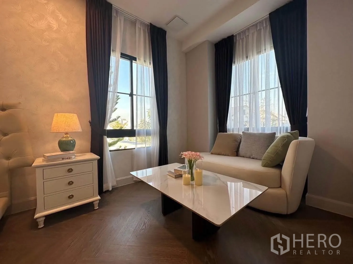 独栋房屋 for rent in Saphan Sung, Bangkok - 窗边小客厅，沙发与茶几搭配高帘窗。