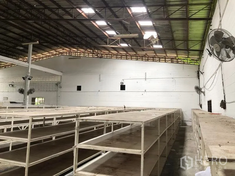 คลังสินค้า ให้เช่าในBang Kapi, Bangkok - แถวชั้นวางงานหนักใต้หลังคาสูง พร้อมพัดลมอุตสาหกรรมติดผนัง