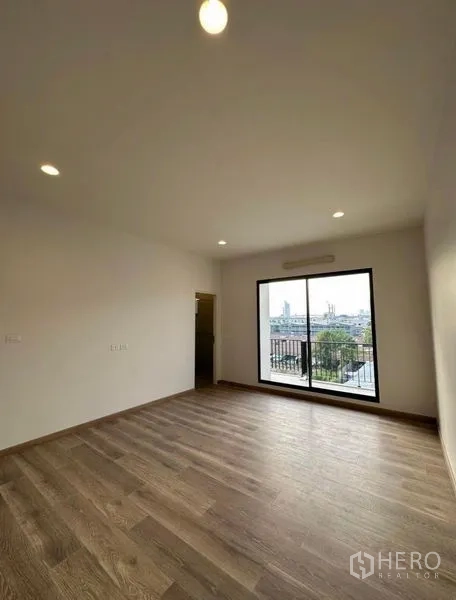 联排别墅 出租在Yan Nawa, Bangkok - 宽敞卧室，推拉玻璃门通往阳台