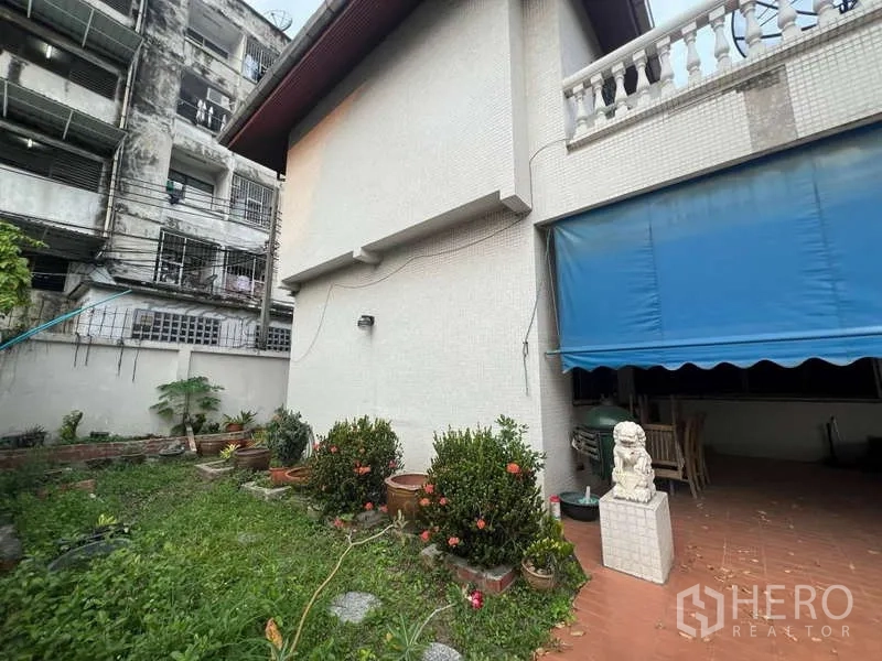 บ้าน ขายในPhra Khanong, Bangkok - สวนข้างบ้าน กระถางต้นไม้ ติดผนังภายนอกกระเบื้องและกันสาดสีน้ำเงิน