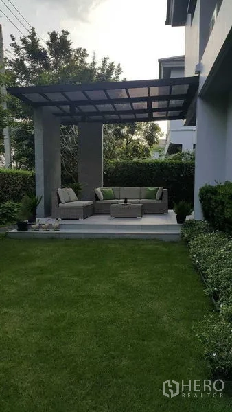 独立式住宅 出租在Prawet, Bangkok - 带顶户外凉亭，藤编沙发，观景草坪。