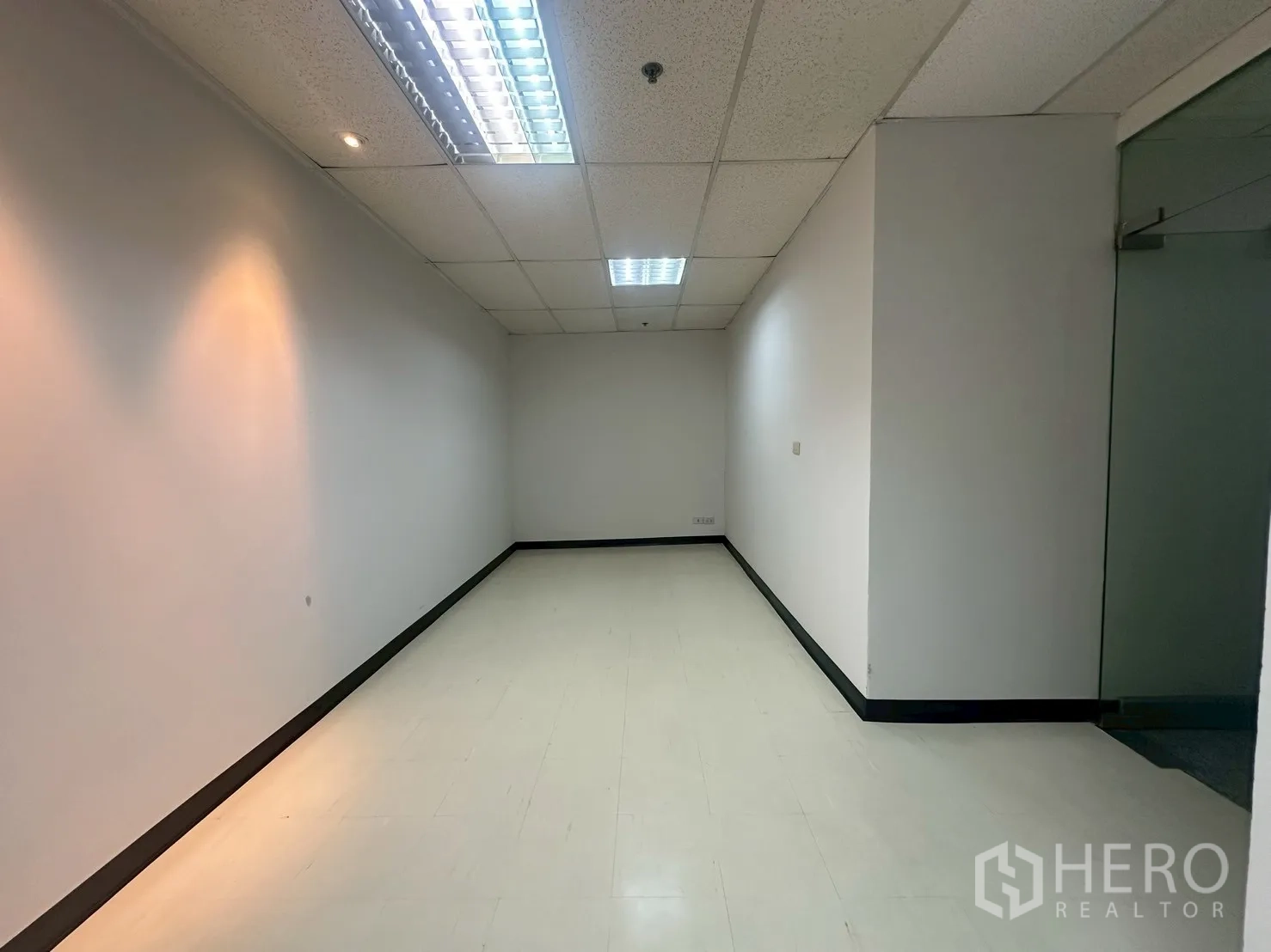 สำนักงาน ให้เช่า - ห้องอเนกประสงค์หรือพื้นที่ต้อนรับ พร้อมไฟส่องผนังและประตูกระจก