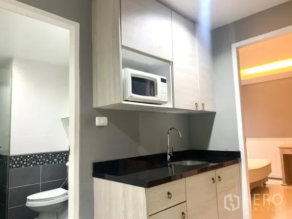 คอนโด ให้เช่าในKhlong Toei, Bangkok - แพนทรีมีอ่างล้างจาน ตู้ลอย ไมโครเวฟ อยู่ติดทางเข้าห้องน้ำและห้องนอน