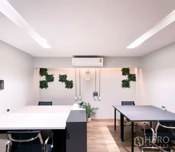 办公空间 出租在Bang Rak, Bangkok - 紧凑工位区，双人书桌、壁挂机空调与绿植装饰