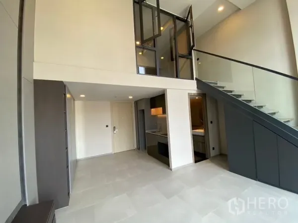 คอนโด ขายในPathum Wan, Bangkok - คอนโดแบบโอเพ่นสเปซ โชว์พื้นที่นั่งเล่น แพนทรี และชั้นลอย