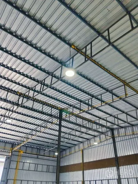 คลังสินค้า ให้เช่าในKhlong Sam Wa, Bangkok - โครงหลังคาเหล็กและไฟไฮเบย์ภายในโกดังอุตสาหกรรม