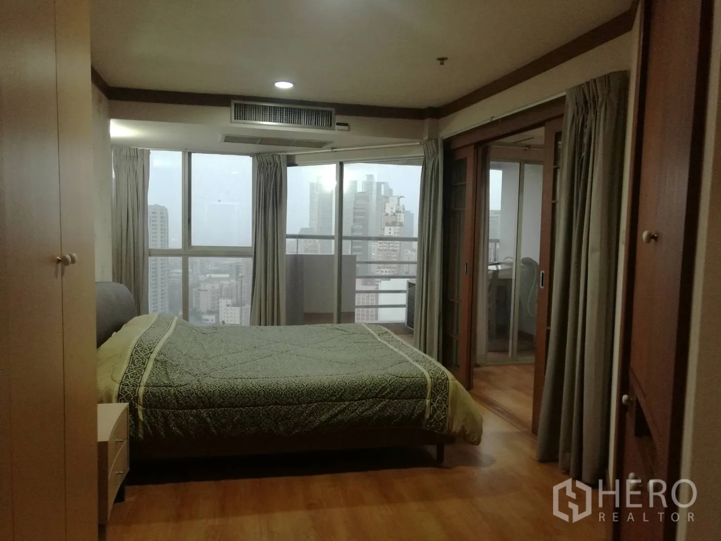 คอนโด ให้เช่าในKhlong Toei, Bangkok - ห้องนอนมีหน้าต่างบานใหญ่ มองเห็นวิวเมือง ประตูกระจกบานเลื่อนไปยังระเบียง