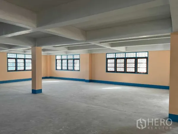 คลังสินค้า ให้เช่าในBang Khun Thian, Bangkok - พื้นที่เปิดโล่งสว่าง มีคานโครงสร้างและหน้าต่างรอบด้านรับแสงธรรมชาติ