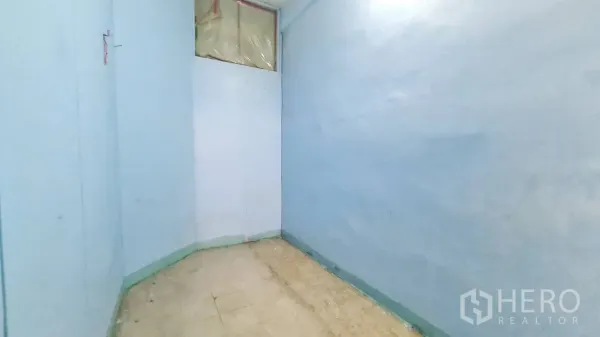 อาคารพาณิชย์ ให้เช่าหรือขายในWatthana, Bangkok - ห้องเก็บของหรือโถงทางเดินแคบ ผนังสีฟ้าอ่อนและช่องแสงสูง