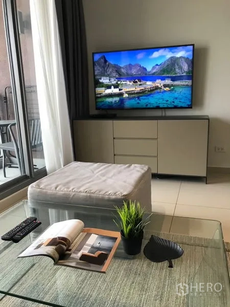 คอนโด ให้เช่าในWatthana, Bangkok - มุมทีวีพร้อมตู้วางและประตูสไลด์ออกระเบียง คอนโดเขตวัฒนา