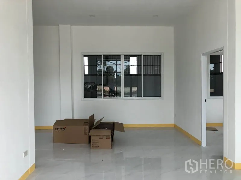 工厂 出租或出售在Sai Noi, Nonthaburi - 开放式办公室，设大窗、白色地砖与未拆封纸箱。